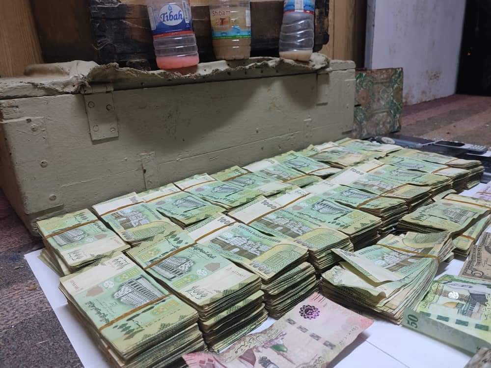 إدارة مكافحة المخدرات بالديس الشرقية تضبط شخصين من عصابة لترويج المخدرات. إدارة مكافحة المخدرات بالديس الشرقية تضبط شخصين من عصابة لترويج المخدرات.