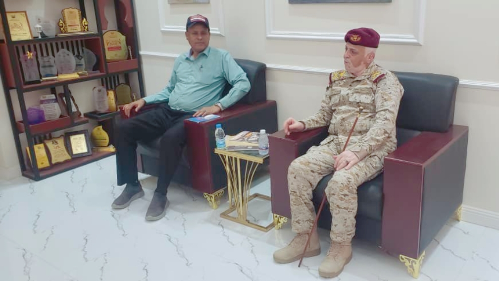 مدير عام سيئون يناقش مع قائد المنطقة العسكرية الأولى جوانب التنسيق المشترك. مدير عام سيئون يناقش مع قائد المنطقة العسكرية الأولى جوانب التنسيق المشترك.