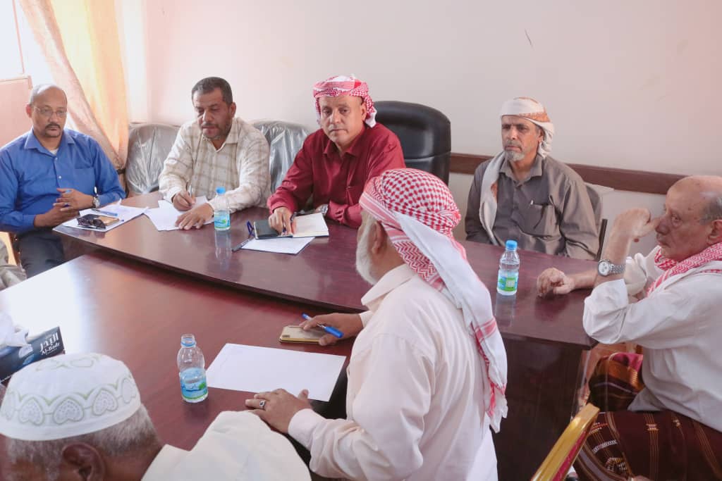مدير عام سيئون يناقش الصعوبات التي تعترض مشروع المياه الأهلية بمنطقة تاربة مديرية سيئون مدير عام سيئون يناقش الصعوبات التي تعترض مشروع المياه الأهلية بمنطقة تاربة مديرية سيئون