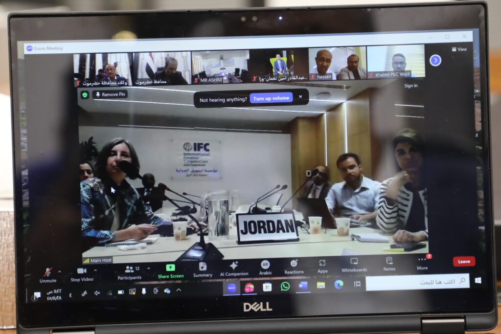 محافظ حضرموت يبحث مع مختصي صندوق النقد الدولي دراسات تعزيز القطاعات الخدمية محافظ حضرموت يبحث مع مختصي صندوق النقد الدولي دراسات تعزيز القطاعات الخدمية