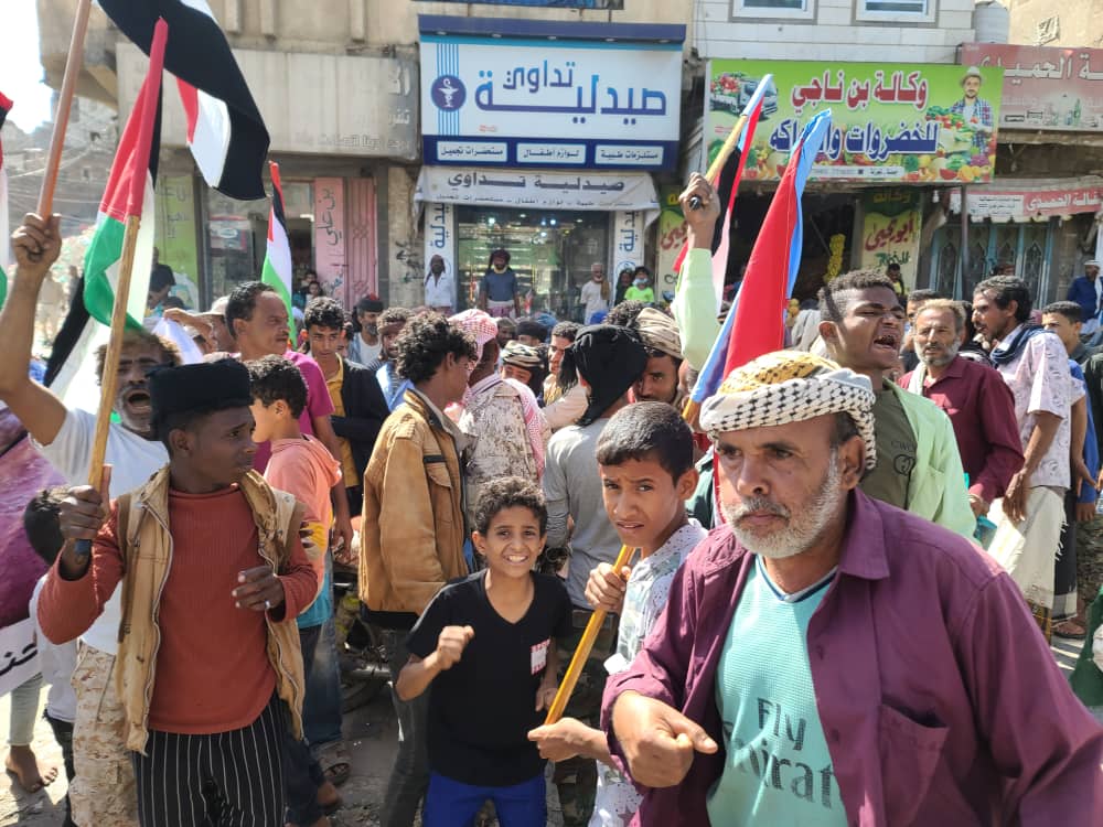 شاهد بالصور ..الحراك الثوري بمحافظة الضالع ينظم تظاهرة شعبية تنديدا بتدهور الأوضاع المعيشية والخدماتية وإنهيار العملة والمطالبة بالإفراج عن المعتقلين شاهد بالصور ..الحراك الثوري بمحافظة الضالع ينظم تظاهرة شعبية تنديدا بتدهور الأوضاع المعيشية والخدماتية وإنهيار العملة والمطالبة بالإفراج عن المعتقلين