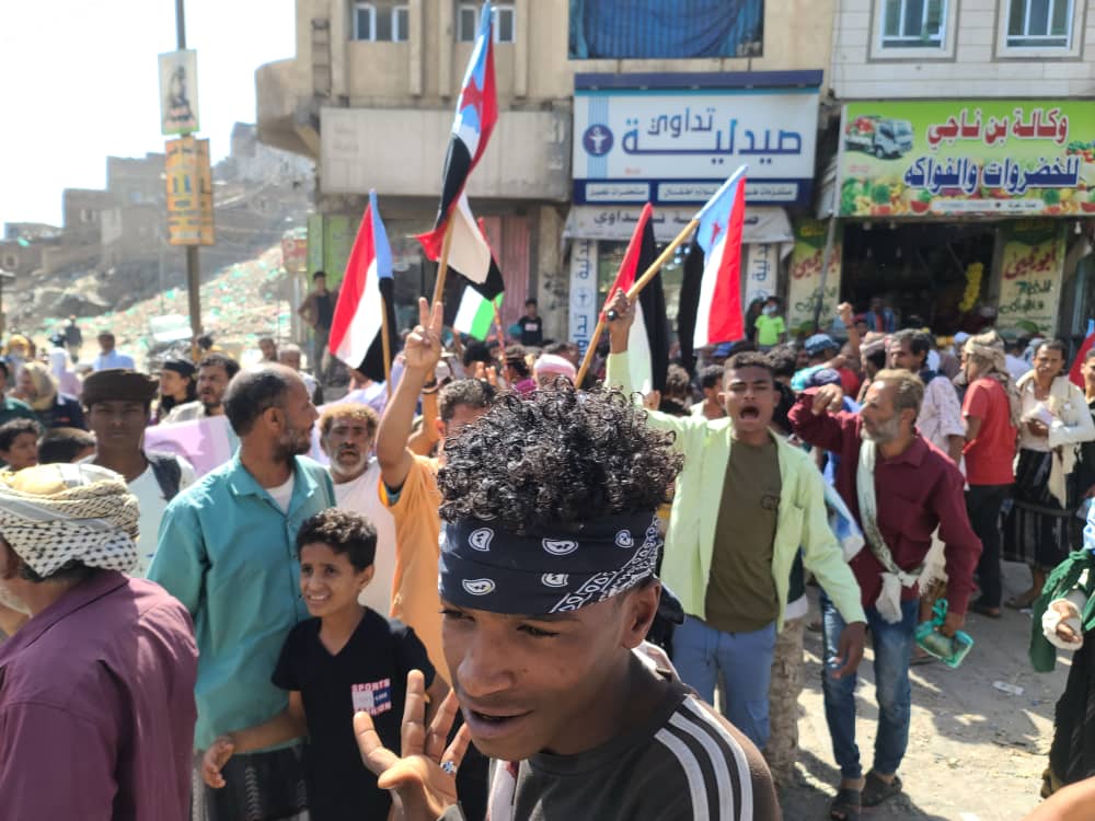 شاهد بالصور ..الحراك الثوري بمحافظة الضالع ينظم تظاهرة شعبية تنديدا بتدهور الأوضاع المعيشية والخدماتية وإنهيار العملة والمطالبة بالإفراج عن المعتقلين شاهد بالصور ..الحراك الثوري بمحافظة الضالع ينظم تظاهرة شعبية تنديدا بتدهور الأوضاع المعيشية والخدماتية وإنهيار العملة والمطالبة بالإفراج عن المعتقلين