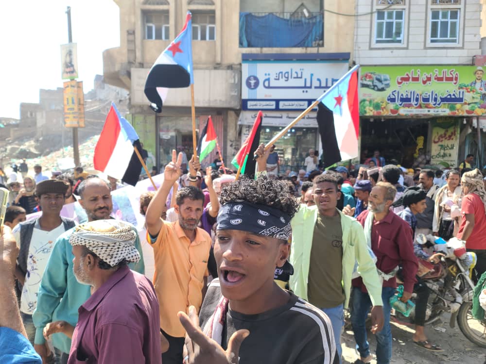 شاهد بالصور ..الحراك الثوري بمحافظة الضالع ينظم تظاهرة شعبية تنديدا بتدهور الأوضاع المعيشية والخدماتية وإنهيار العملة والمطالبة بالإفراج عن المعتقلين شاهد بالصور ..الحراك الثوري بمحافظة الضالع ينظم تظاهرة شعبية تنديدا بتدهور الأوضاع المعيشية والخدماتية وإنهيار العملة والمطالبة بالإفراج عن المعتقلين