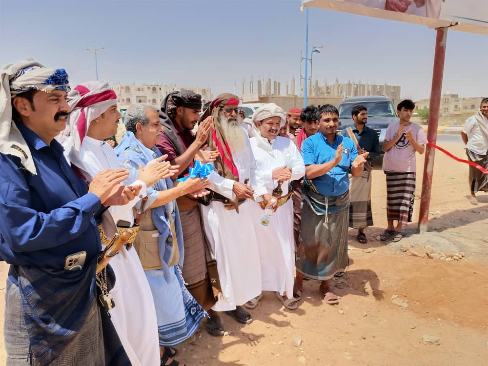 شبوة : رجال مال واعمال يطلقون اسم "الشيخ / فهد بن قروش العجمي" على شارع رئيسي في مدينة عتق . شبوة : رجال مال واعمال يطلقون اسم "الشيخ / فهد بن قروش العجمي" على شارع رئيسي في مدينة عتق .