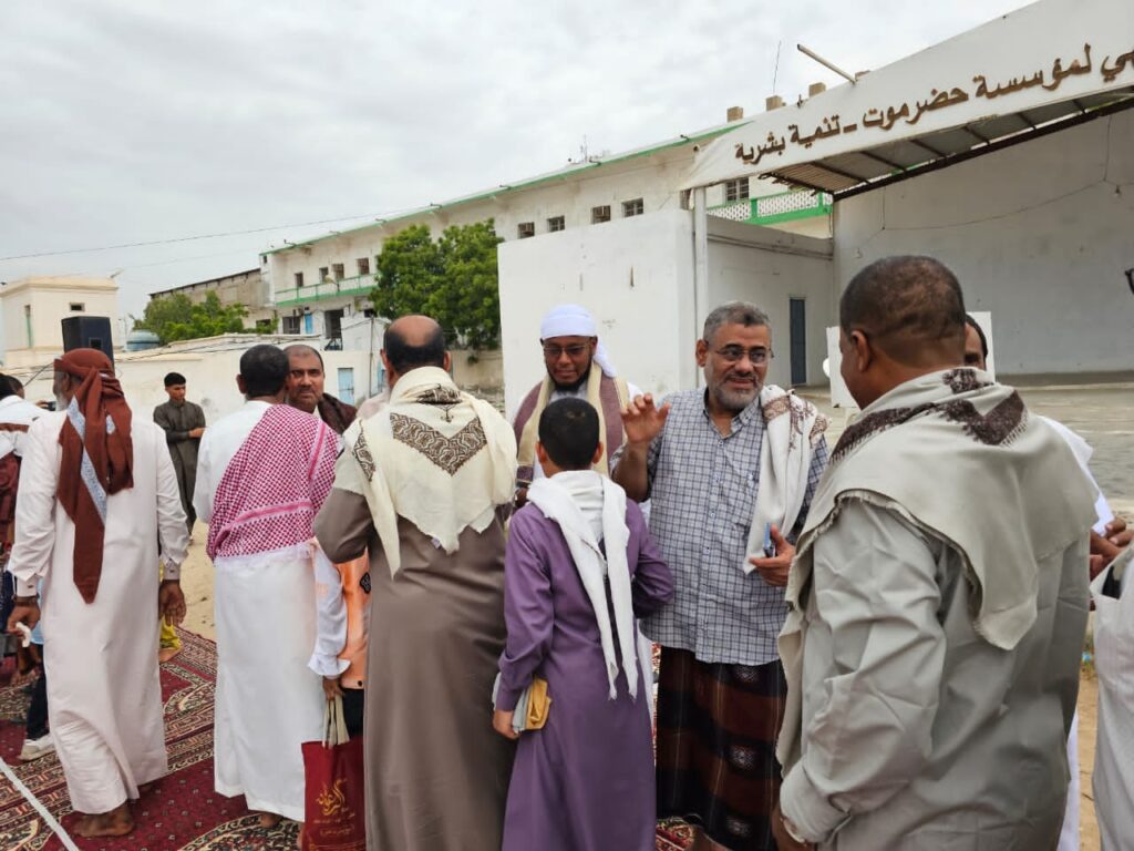 المهندس محسن باصرة نائب رئيس مجلس النواب يؤدي صلاة العيد بساحة قصر السلطان بمدينة المكلا، ويحضر إفطار يوم عرفة مع كوادر حضرمية بكورنيش الستين بالمكلا. المهندس محسن باصرة نائب رئيس مجلس النواب يؤدي صلاة العيد بساحة قصر السلطان بمدينة المكلا، ويحضر إفطار يوم عرفة مع كوادر حضرمية بكورنيش الستين بالمكلا.