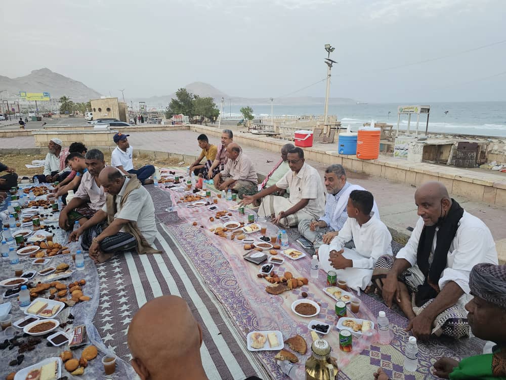 المهندس محسن باصرة نائب رئيس مجلس النواب يؤدي صلاة العيد بساحة قصر السلطان بمدينة المكلا، ويحضر إفطار يوم عرفة مع كوادر حضرمية بكورنيش الستين بالمكلا. المهندس محسن باصرة نائب رئيس مجلس النواب يؤدي صلاة العيد بساحة قصر السلطان بمدينة المكلا، ويحضر إفطار يوم عرفة مع كوادر حضرمية بكورنيش الستين بالمكلا.