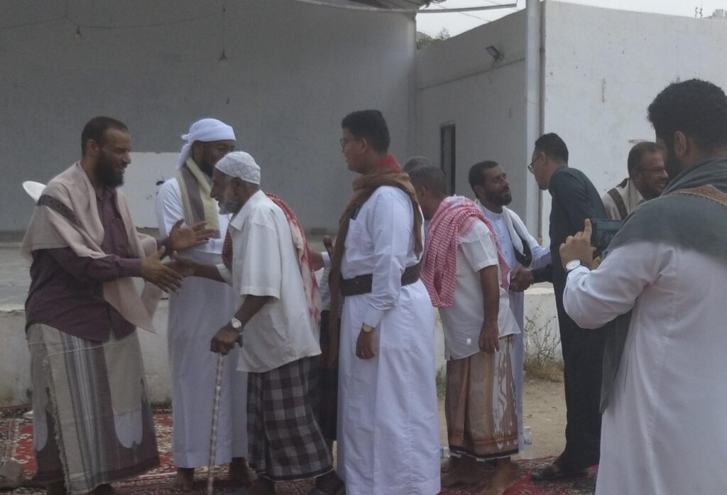 المهندس محسن باصرة نائب رئيس مجلس النواب يؤدي صلاة العيد بساحة قصر السلطان بمدينة المكلا، ويحضر إفطار يوم عرفة مع كوادر حضرمية بكورنيش الستين بالمكلا. المهندس محسن باصرة نائب رئيس مجلس النواب يؤدي صلاة العيد بساحة قصر السلطان بمدينة المكلا، ويحضر إفطار يوم عرفة مع كوادر حضرمية بكورنيش الستين بالمكلا.