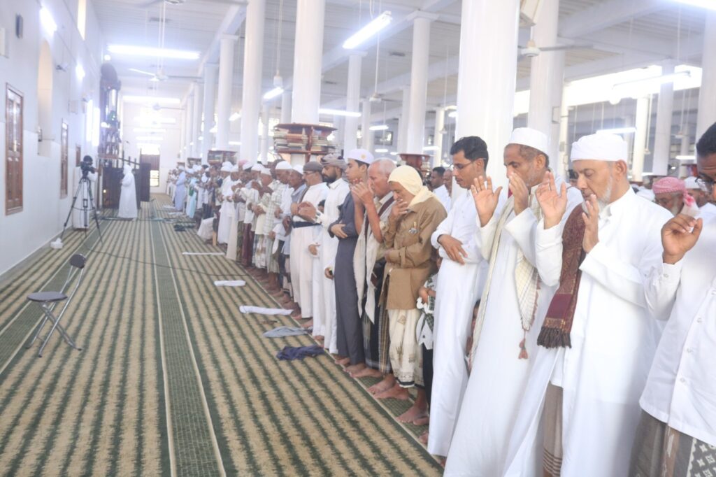 القاضي العامري يؤدي صلاة عيد الاضحى ويتبادل التهاني مع القيادة السياسية والأمنية والعسكرية وجموع المصلين بجامع سيئون القاضي العامري يؤدي صلاة عيد الاضحى ويتبادل التهاني مع القيادة السياسية والأمنية والعسكرية وجموع المصلين بجامع سيئون