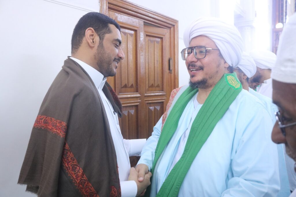 القاضي العامري يؤدي صلاة عيد الاضحى ويتبادل التهاني مع القيادة السياسية والأمنية والعسكرية وجموع المصلين بجامع سيئون القاضي العامري يؤدي صلاة عيد الاضحى ويتبادل التهاني مع القيادة السياسية والأمنية والعسكرية وجموع المصلين بجامع سيئون