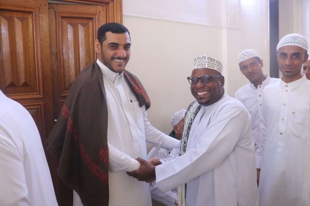 القاضي العامري يؤدي صلاة عيد الاضحى ويتبادل التهاني مع القيادة السياسية والأمنية والعسكرية وجموع المصلين بجامع سيئون القاضي العامري يؤدي صلاة عيد الاضحى ويتبادل التهاني مع القيادة السياسية والأمنية والعسكرية وجموع المصلين بجامع سيئون