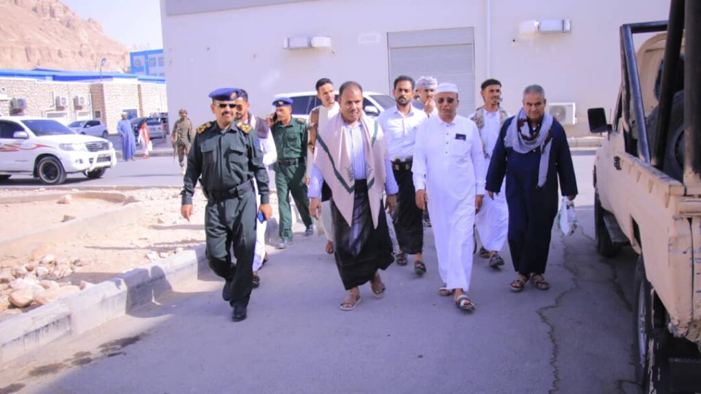 الوكيل العامري يؤدي صلاة عيد الأضحى المبارك مع جموع المصلين في مسجد جامع سيئون ويزور قيادة التحالف العربي والمرضى بهيئة ممستشفى سيئون العام وإذاعة سيئون الوكيل العامري يؤدي صلاة عيد الأضحى المبارك مع جموع المصلين في مسجد جامع سيئون ويزور قيادة التحالف العربي والمرضى بهيئة ممستشفى سيئون العام وإذاعة سيئون