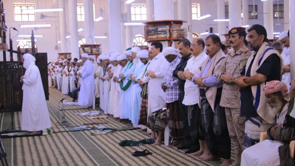 الوكيل العامري يؤدي صلاة عيد الأضحى المبارك مع جموع المصلين في مسجد جامع سيئون ويزور قيادة التحالف العربي والمرضى بهيئة ممستشفى سيئون العام وإذاعة سيئون الوكيل العامري يؤدي صلاة عيد الأضحى المبارك مع جموع المصلين في مسجد جامع سيئون ويزور قيادة التحالف العربي والمرضى بهيئة ممستشفى سيئون العام وإذاعة سيئون