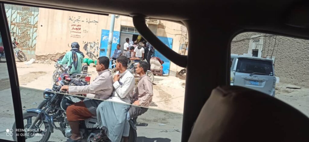 ابناء وادي حضرموت يشترون الثلج من مديريات ساحل حضرموت .. أزمة خانقة في الثلج والمياه الباردة نتيجة انقطاع التيار الكهربائي عن مديريات وادي حضرموت لساعات طويلة ابناء وادي حضرموت يشترون الثلج من مديريات ساحل حضرموت .. أزمة خانقة في الثلج والمياه الباردة نتيجة انقطاع التيار الكهربائي عن مديريات وادي حضرموت لساعات طويلة