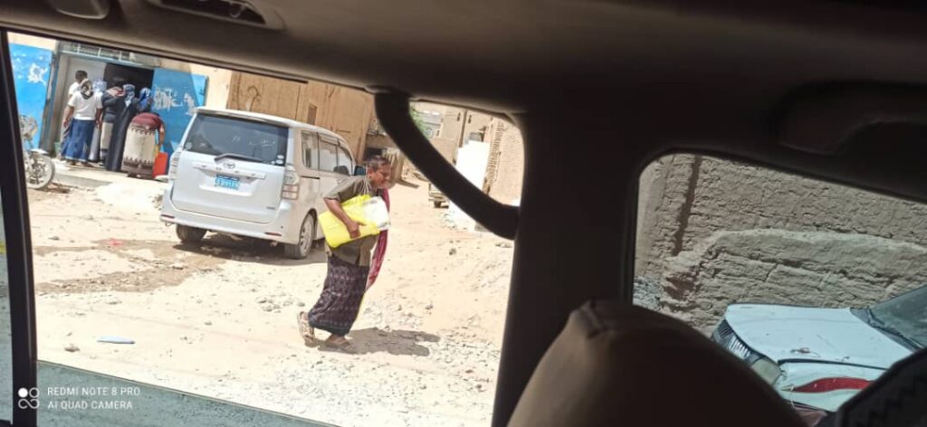 ابناء وادي حضرموت يشترون الثلج من مديريات ساحل حضرموت .. أزمة خانقة في الثلج والمياه الباردة نتيجة انقطاع التيار الكهربائي عن مديريات وادي حضرموت لساعات طويلة ابناء وادي حضرموت يشترون الثلج من مديريات ساحل حضرموت .. أزمة خانقة في الثلج والمياه الباردة نتيجة انقطاع التيار الكهربائي عن مديريات وادي حضرموت لساعات طويلة