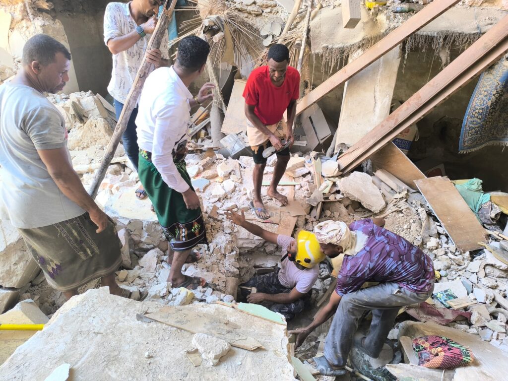 محافظ حضرموت يُشرف على عملية الإنقاذ بالمنزل المُنهار بالمكلا ويوجّه بعلاج المصابين ورفع وتيرة عمليات الإنقاذ محافظ حضرموت يُشرف على عملية الإنقاذ بالمنزل المُنهار بالمكلا ويوجّه بعلاج المصابين ورفع وتيرة عمليات الإنقاذ