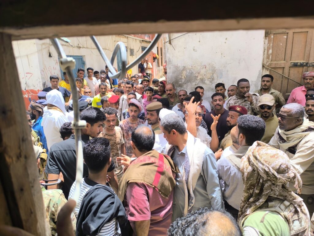 محافظ حضرموت يُشرف على عملية الإنقاذ بالمنزل المُنهار بالمكلا ويوجّه بعلاج المصابين ورفع وتيرة عمليات الإنقاذ محافظ حضرموت يُشرف على عملية الإنقاذ بالمنزل المُنهار بالمكلا ويوجّه بعلاج المصابين ورفع وتيرة عمليات الإنقاذ