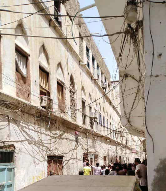 محافظ حضرموت يُشرف على عملية الإنقاذ بالمنزل المُنهار بالمكلا ويوجّه بعلاج المصابين ورفع وتيرة عمليات الإنقاذ محافظ حضرموت يُشرف على عملية الإنقاذ بالمنزل المُنهار بالمكلا ويوجّه بعلاج المصابين ورفع وتيرة عمليات الإنقاذ