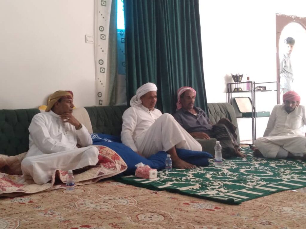 قيادة السلطة المحلية بمديرية السوم يؤدون واجب العزاء في بيت الفقيد هادف صالح المنهالي بمنطقة ضبعات قيادة السلطة المحلية بمديرية السوم يؤدون واجب العزاء في بيت الفقيد هادف صالح المنهالي بمنطقة ضبعات