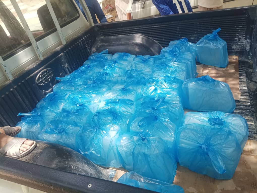 بتمويل من فاعل خير فرقة شباب منبع الخير بتاربة تنفذ المبادرة الثانية لتوزيع الثلج على الأسر المحتاجة بتمويل من فاعل خير فرقة شباب منبع الخير بتاربة تنفذ المبادرة الثانية لتوزيع الثلج على الأسر المحتاجة