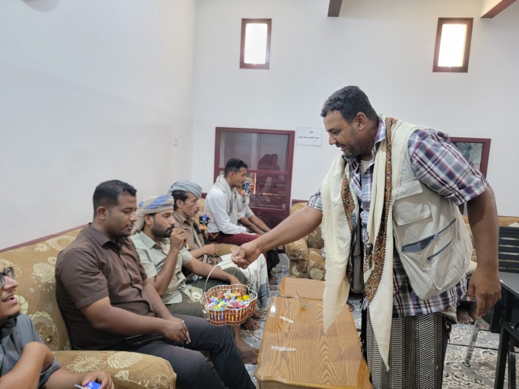 مدير عام شبام يطّلع على مستوى الإنضباط الوظيفي للمكاتب التنفيذية عقب إجازة عيد الأضحى ويستقبل جموع من المهنئين بالعيد مدير عام شبام يطّلع على مستوى الإنضباط الوظيفي للمكاتب التنفيذية عقب إجازة عيد الأضحى ويستقبل جموع من المهنئين بالعيد