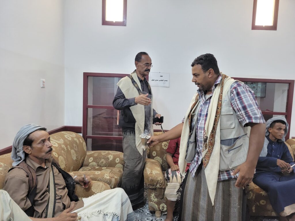مدير عام شبام يطّلع على مستوى الإنضباط الوظيفي للمكاتب التنفيذية عقب إجازة عيد الأضحى ويستقبل جموع من المهنئين بالعيد مدير عام شبام يطّلع على مستوى الإنضباط الوظيفي للمكاتب التنفيذية عقب إجازة عيد الأضحى ويستقبل جموع من المهنئين بالعيد