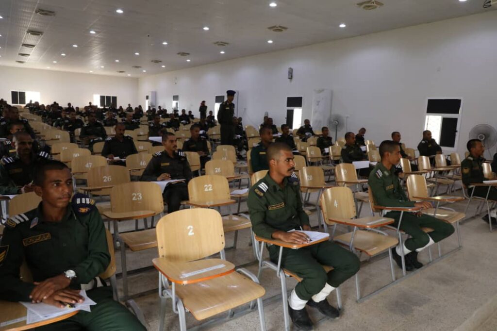 محافظ حضرموت يدشّن الامتحانات النهائية للدفعتين الثانية والثالثة للقسم العام بكلية شرطة حضرموت محافظ حضرموت يدشّن الامتحانات النهائية للدفعتين الثانية والثالثة للقسم العام بكلية شرطة حضرموت