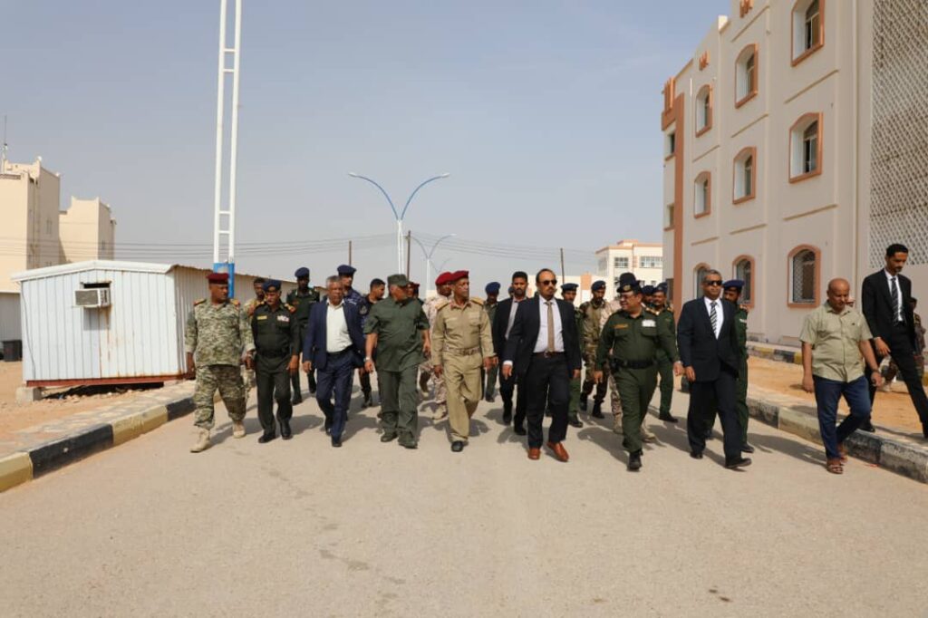 محافظ حضرموت يدشّن الامتحانات النهائية للدفعتين الثانية والثالثة للقسم العام بكلية شرطة حضرموت محافظ حضرموت يدشّن الامتحانات النهائية للدفعتين الثانية والثالثة للقسم العام بكلية شرطة حضرموت