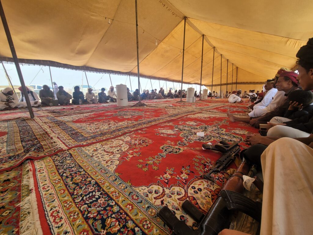 لليوم الثاني استمرار القطاع القبلي بحضرموت للمطالبة بتنفيد الأحكام القضائية لليوم الثاني استمرار القطاع القبلي بحضرموت للمطالبة بتنفيد الأحكام القضائية