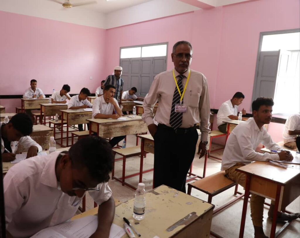 محافظ حضرموت يدشّن اختبارات إنهاء شهادة الثانوية العامة ويوجّه بتوفير البيئة العلمية المحفّزة لإنجاحها محافظ حضرموت يدشّن اختبارات إنهاء شهادة الثانوية العامة ويوجّه بتوفير البيئة العلمية المحفّزة لإنجاحها