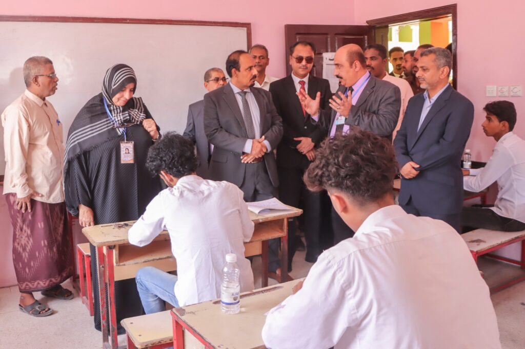 محافظ حضرموت يدشّن اختبارات إنهاء شهادة الثانوية العامة ويوجّه بتوفير البيئة العلمية المحفّزة لإنجاحها محافظ حضرموت يدشّن اختبارات إنهاء شهادة الثانوية العامة ويوجّه بتوفير البيئة العلمية المحفّزة لإنجاحها