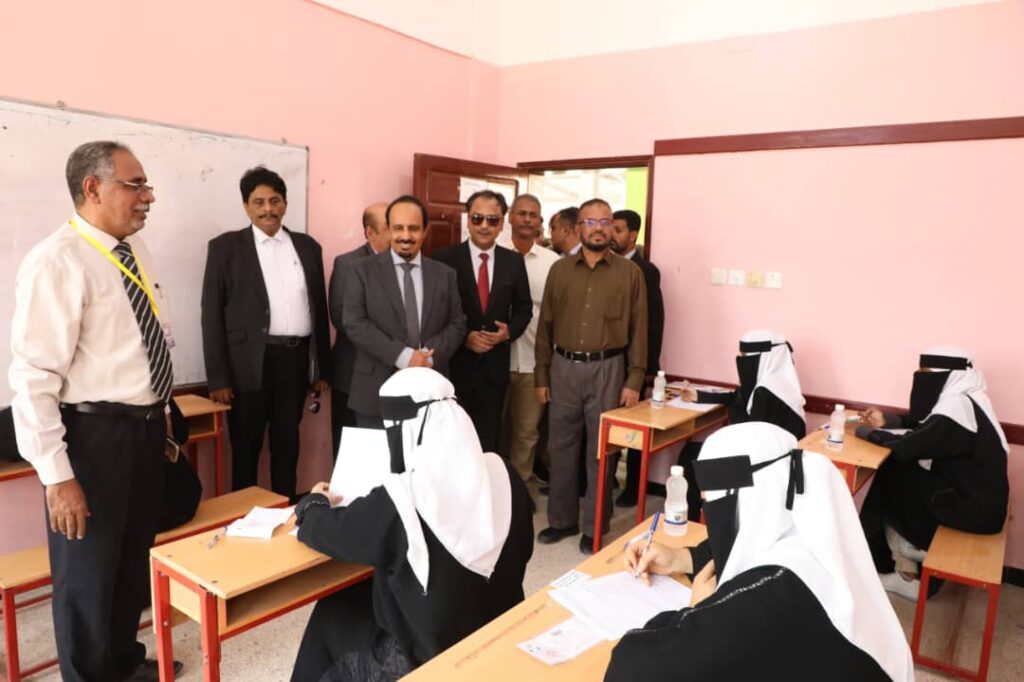 محافظ حضرموت يدشّن اختبارات إنهاء شهادة الثانوية العامة ويوجّه بتوفير البيئة العلمية المحفّزة لإنجاحها محافظ حضرموت يدشّن اختبارات إنهاء شهادة الثانوية العامة ويوجّه بتوفير البيئة العلمية المحفّزة لإنجاحها
