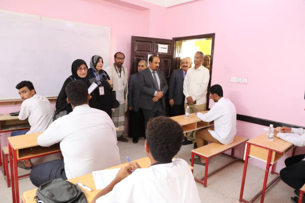 محافظ حضرموت يدشّن اختبارات إنهاء شهادة الثانوية العامة ويوجّه بتوفير البيئة العلمية المحفّزة لإنجاحها محافظ حضرموت يدشّن اختبارات إنهاء شهادة الثانوية العامة ويوجّه بتوفير البيئة العلمية المحفّزة لإنجاحها