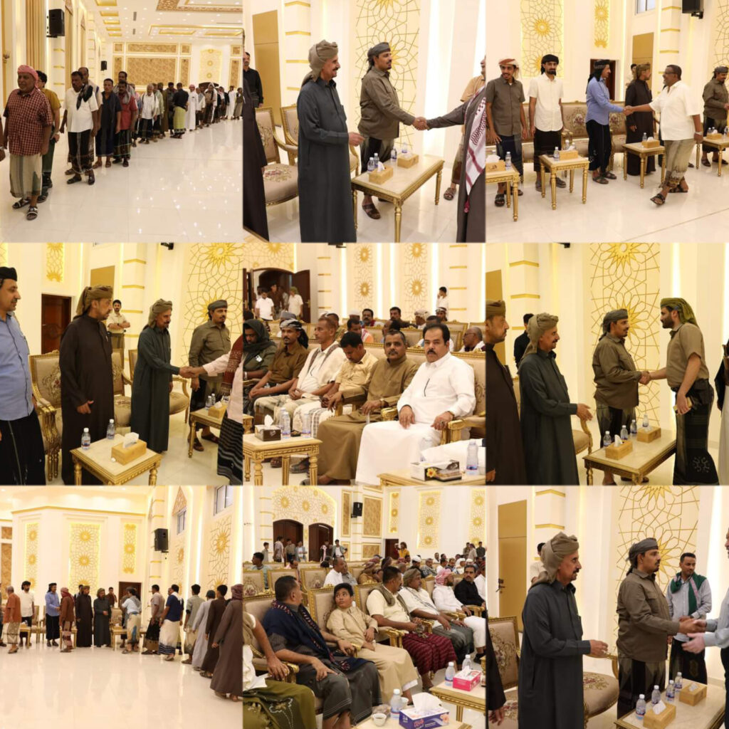 محافظ حضرموت يستقبل التعازي من جُموع المعزّين في وفاة الفاضلة "زوجته" محافظ حضرموت يستقبل التعازي من جُموع المعزّين في وفاة الفاضلة "زوجته"