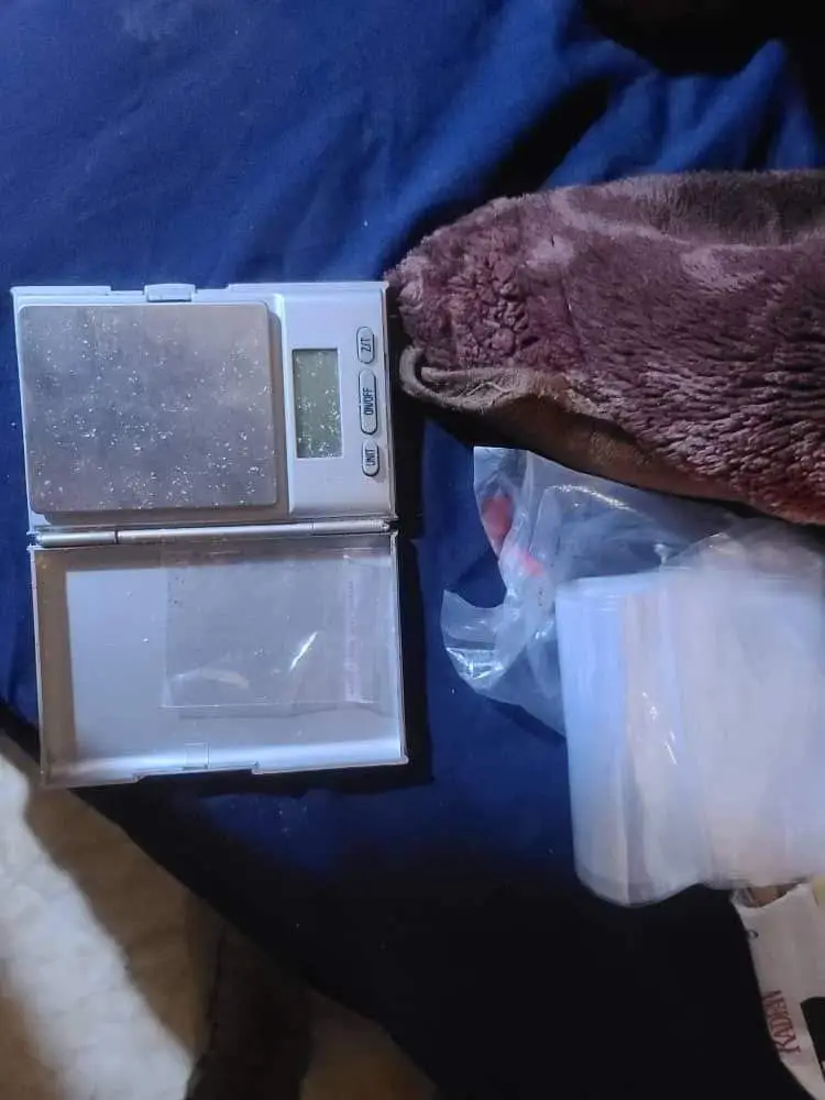 الأجهزة الأمنية تلقي القبض على شخص مروج لمادة الشبو المخدرة بالشحر "صور" الأجهزة الأمنية تلقي القبض على شخص مروج لمادة الشبو المخدرة بالشحر "صور"