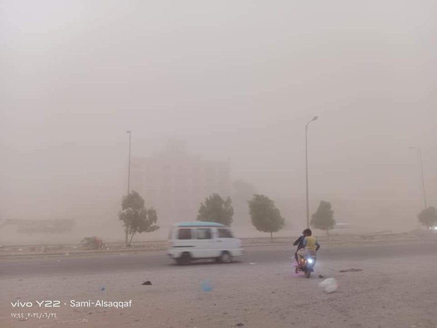 محافظة لحج تشهد عاصفة رملية تحجب الرؤية .. شاهد الصور محافظة لحج تشهد عاصفة رملية تحجب الرؤية .. شاهد الصور