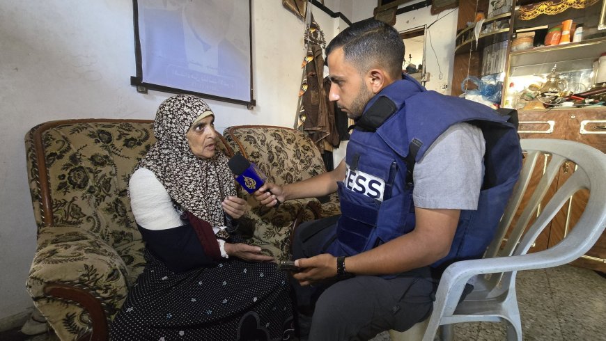 كلب إسرائيلي ينهش جسد عجوز في غزة كلب إسرائيلي ينهش جسد عجوز في غزة