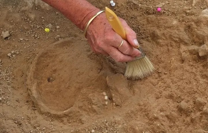 الصور فرنسا.. أسرار 3 قبور متجهة نحو مكة الصور فرنسا.. أسرار 3 قبور متجهة نحو مكة