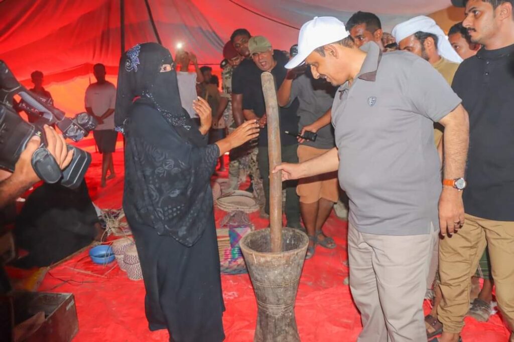 محافظ حضرموت يطلق 500 من الحمام الزاجل في رسالة سلام للعالم تدشينًا لمهرجان البلدة السياحي 2024 "صور" محافظ حضرموت يطلق 500 من الحمام الزاجل في رسالة سلام للعالم تدشينًا لمهرجان البلدة السياحي 2024 "صور"