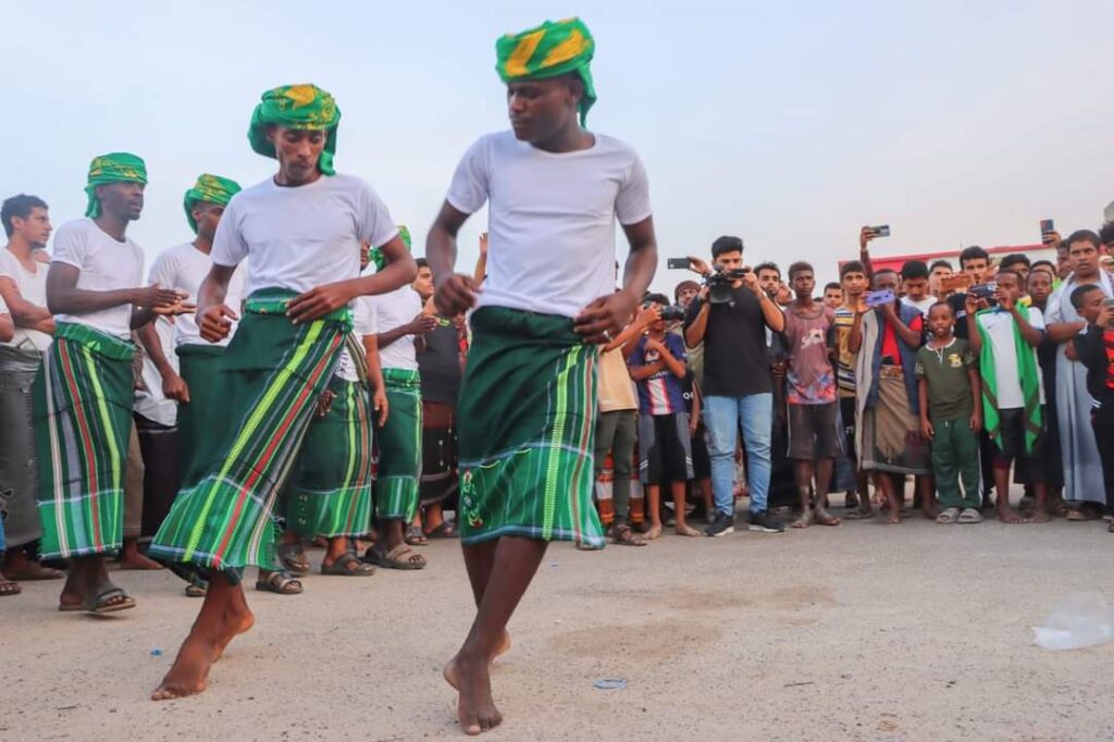 محافظ حضرموت يطلق 500 من الحمام الزاجل في رسالة سلام للعالم تدشينًا لمهرجان البلدة السياحي 2024 "صور" محافظ حضرموت يطلق 500 من الحمام الزاجل في رسالة سلام للعالم تدشينًا لمهرجان البلدة السياحي 2024 "صور"
