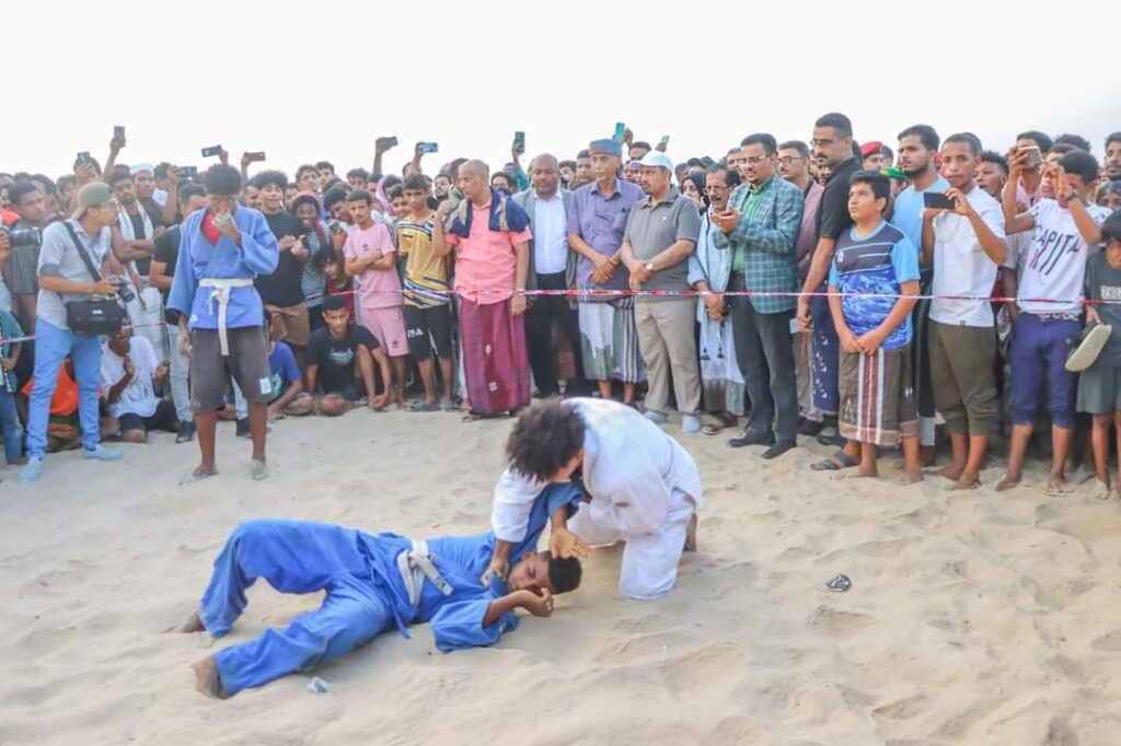 محافظ حضرموت يطلق 500 من الحمام الزاجل في رسالة سلام للعالم تدشينًا لمهرجان البلدة السياحي 2024 "صور" محافظ حضرموت يطلق 500 من الحمام الزاجل في رسالة سلام للعالم تدشينًا لمهرجان البلدة السياحي 2024 "صور"