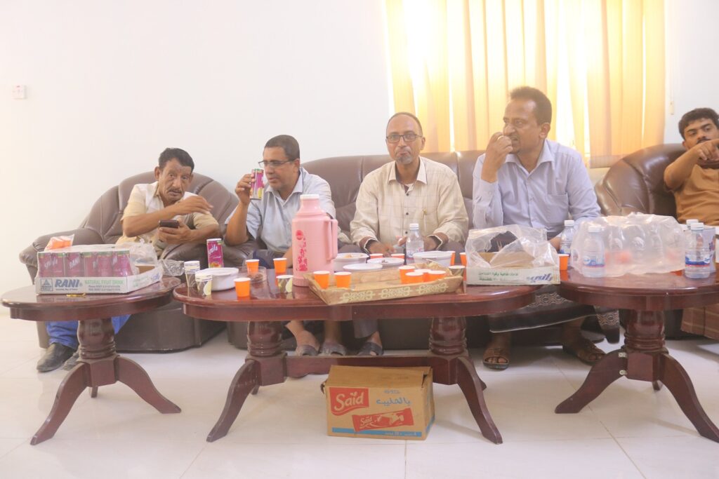 موظفي وعاملي مكتب وزارة الصحة بحضرموت الوادي والصحراء يرحبون بالمدير العام للمكتب بعودته من فريضة الحج موظفي وعاملي مكتب وزارة الصحة بحضرموت الوادي والصحراء يرحبون بالمدير العام للمكتب بعودته من فريضة الحج