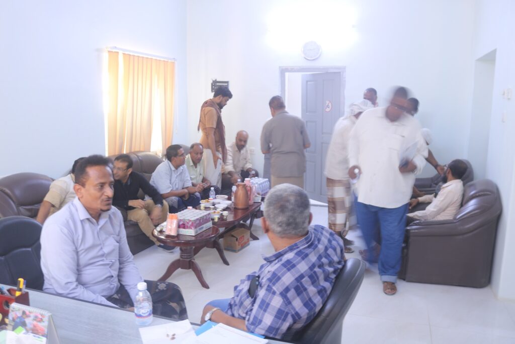 موظفي وعاملي مكتب وزارة الصحة بحضرموت الوادي والصحراء يرحبون بالمدير العام للمكتب بعودته من فريضة الحج موظفي وعاملي مكتب وزارة الصحة بحضرموت الوادي والصحراء يرحبون بالمدير العام للمكتب بعودته من فريضة الحج