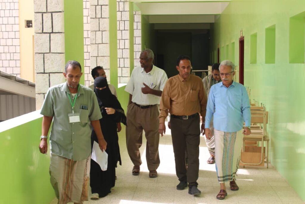 مدير عام دوعن والوفد الإشرافي من مكتب الوزارة بالمحافظة يتفقدون العملية الإختبارية في مادة اللغة العربية مدير عام دوعن والوفد الإشرافي من مكتب الوزارة بالمحافظة يتفقدون العملية الإختبارية في مادة اللغة العربية