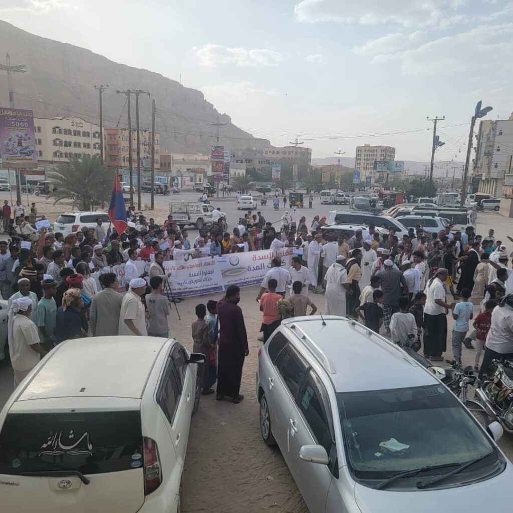 الفعالية لم تشجب مدير سابق ولم تزكي خلف .. الآلاف يحتشدون ويمهلون السلطات شهر لتسليم منشآت نادي سيئون الفعالية لم تشجب مدير سابق ولم تزكي خلف .. الآلاف يحتشدون ويمهلون السلطات شهر لتسليم منشآت نادي سيئون