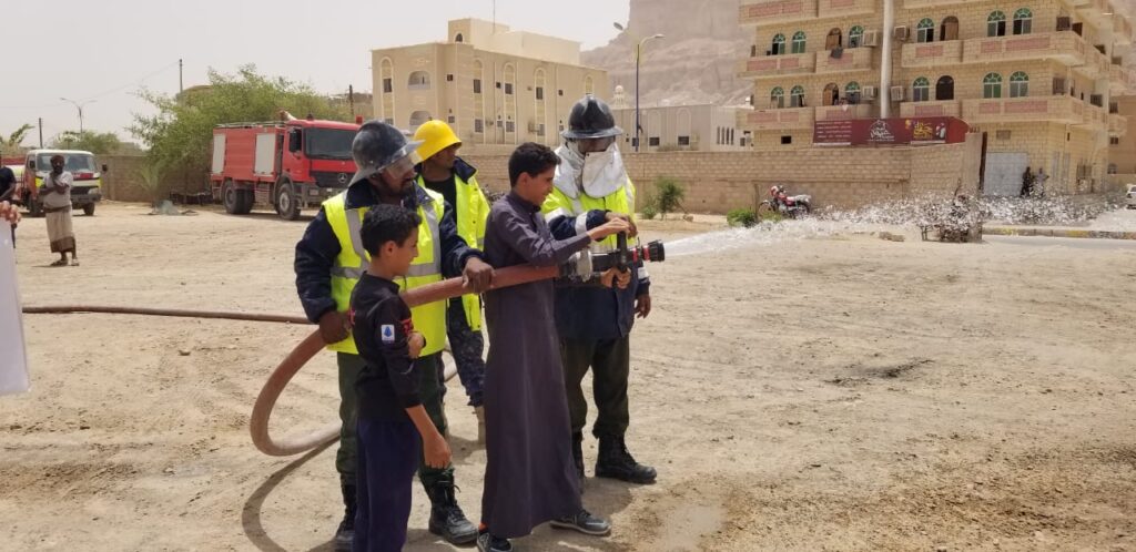 فرع مصلحة الدفاع المدني بوادي حضرموت يقيم دورة توعوية للطلاب الملتحقين بالمركز الصيفي بمسجد السلام فرع مصلحة الدفاع المدني بوادي حضرموت يقيم دورة توعوية للطلاب الملتحقين بالمركز الصيفي بمسجد السلام