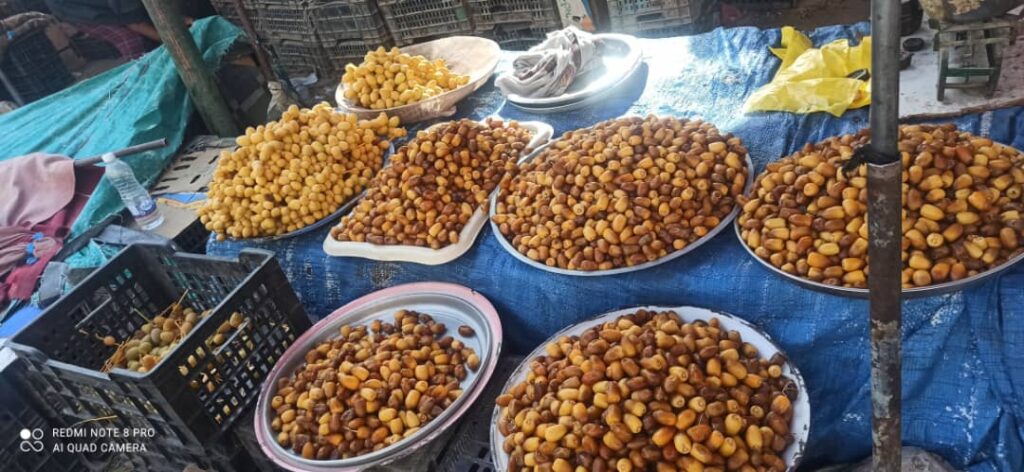 بدء تكاثر تمور "الخريف" في الأسواق المحلية وانخفاض نسبة شراء الفواكه الطازجة"شاهد الصور" بدء تكاثر تمور "الخريف" في الأسواق المحلية وانخفاض نسبة شراء الفواكه الطازجة"شاهد الصور"