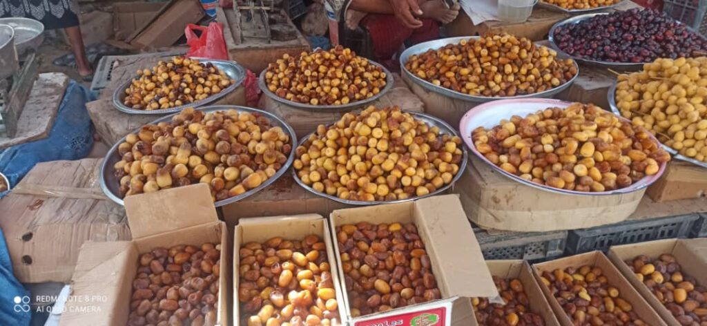 بدء تكاثر تمور "الخريف" في الأسواق المحلية وانخفاض نسبة شراء الفواكه الطازجة"شاهد الصور" بدء تكاثر تمور "الخريف" في الأسواق المحلية وانخفاض نسبة شراء الفواكه الطازجة"شاهد الصور"