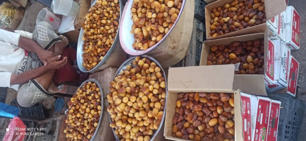 بدء تكاثر تمور "الخريف" في الأسواق المحلية وانخفاض نسبة شراء الفواكه الطازجة"شاهد الصور" بدء تكاثر تمور "الخريف" في الأسواق المحلية وانخفاض نسبة شراء الفواكه الطازجة"شاهد الصور"