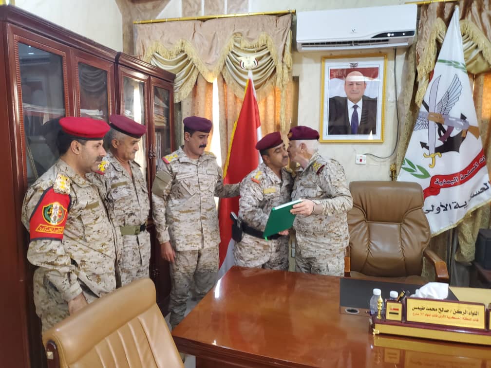 قائد المنطقة العسكرية الاولى يهنئ العقيد / فتحي الضبوي بمناسبة تخرج من الأكاديمية العسكرية العليا قائد المنطقة العسكرية الاولى يهنئ العقيد / فتحي الضبوي بمناسبة تخرج من الأكاديمية العسكرية العليا