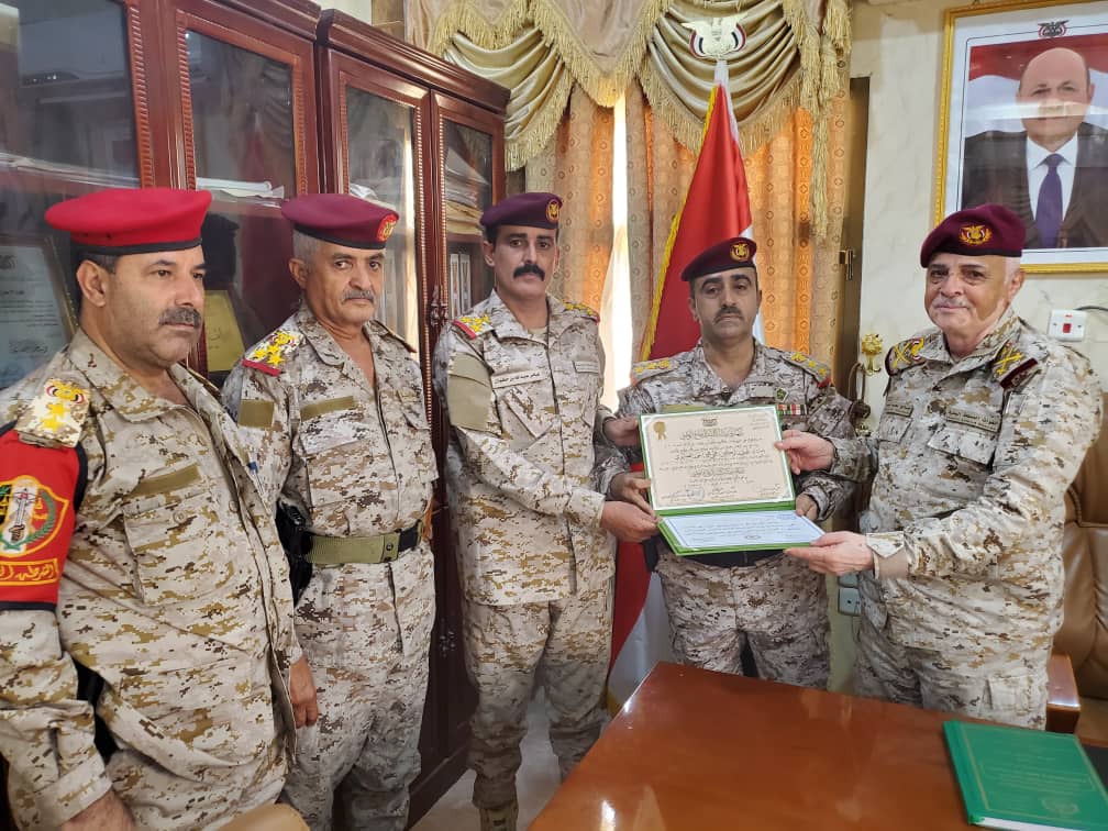 قائد المنطقة العسكرية الاولى يهنئ العقيد / فتحي الضبوي بمناسبة تخرج من الأكاديمية العسكرية العليا قائد المنطقة العسكرية الاولى يهنئ العقيد / فتحي الضبوي بمناسبة تخرج من الأكاديمية العسكرية العليا